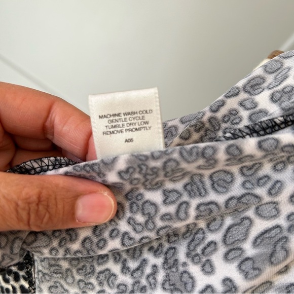 VTG Van Heusen Women’s Med Blouse Short Sleeve Black Cheetah Print Made In USA - Picture 8 of 8